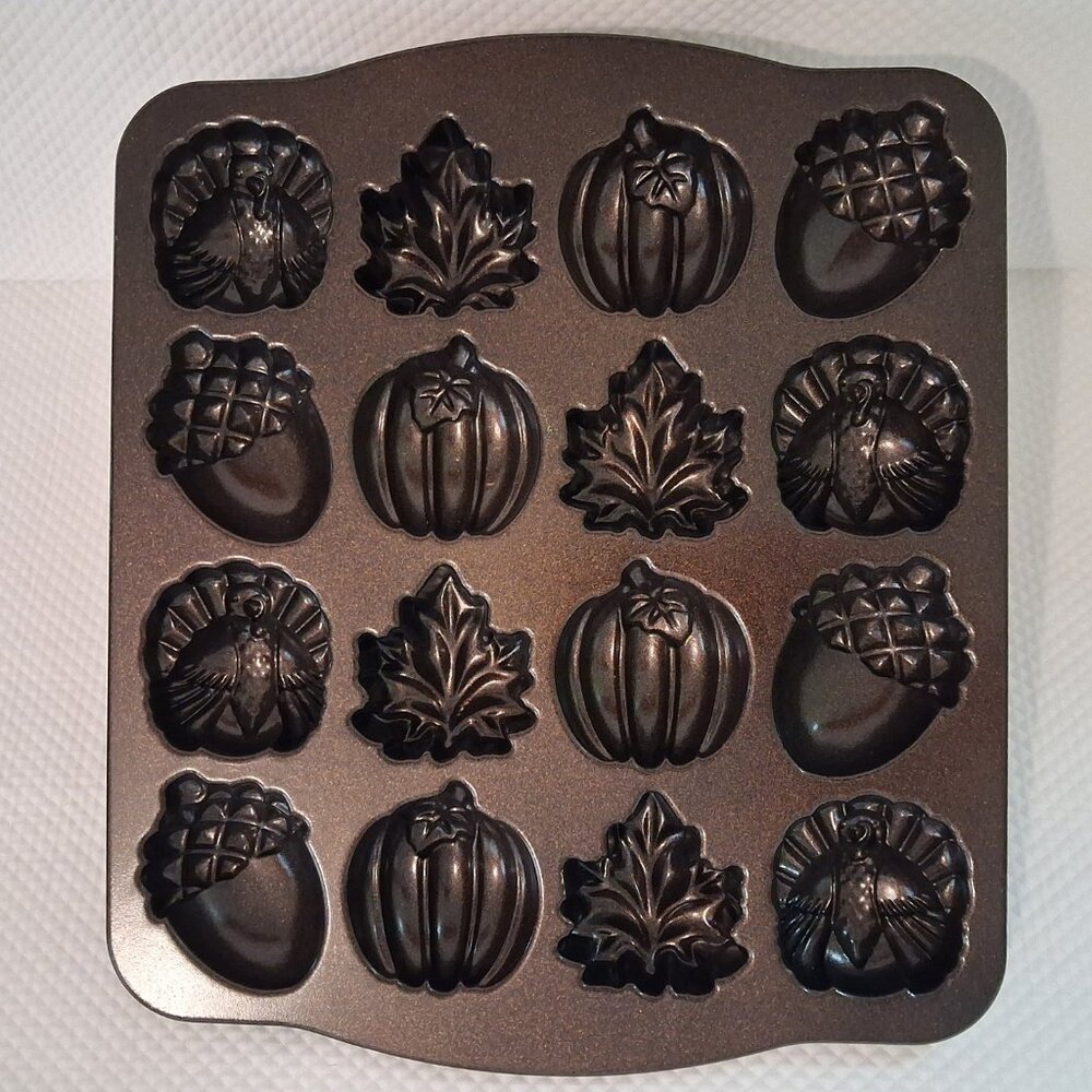 Nordic Ware AUTUMN Cakelet Pan Bronze 16 Molds 3 cups Turkey Leaf Acorn Pumpkin